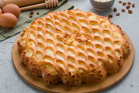 Пирог праздничный творог с курагой