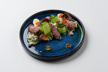 Оливье с ростбифом и красной икрой