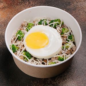Зеленая гречка с яйцом и пармезаном