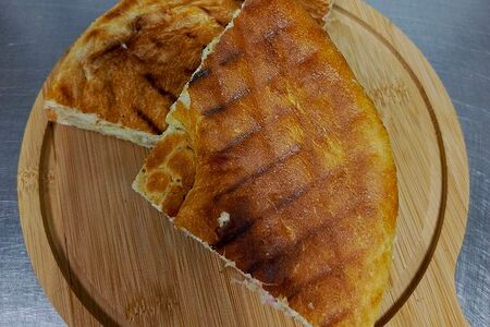 Половинка лаваша с ветчиной и сыром