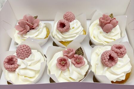 Капкейки с шоколадными цветами