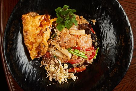 Рис Пад тай с креветками и кальмарами