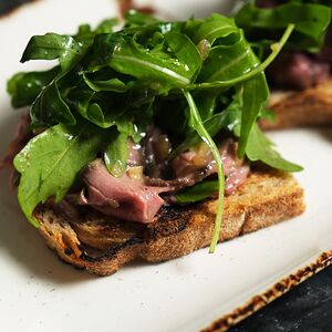 Брускетта с ростбифом