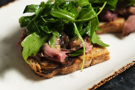 Брускетта с ростбифом