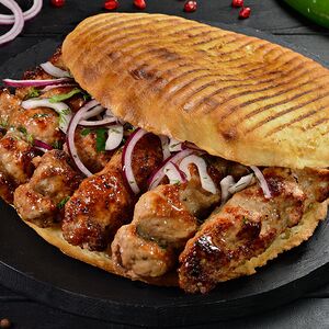 Ассорти люля-кебабов в хлебе