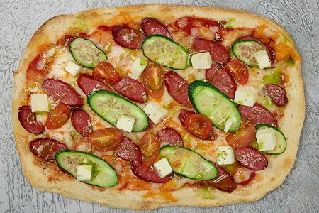 Римская пицца С фетой и колбасками