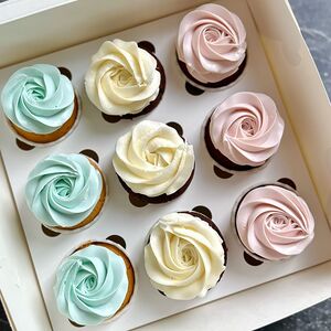 Пирожные капкейки с начинками и шапочками из крем-чиза