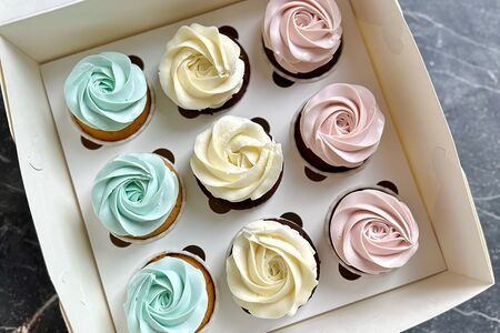 Пирожные капкейки с начинками и шапочками из крем-чиза