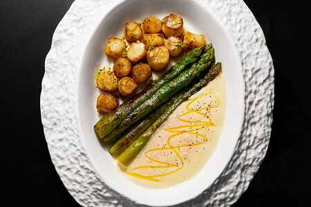 Обжаренные гребешки со спаржей и апельсиновым голландезом