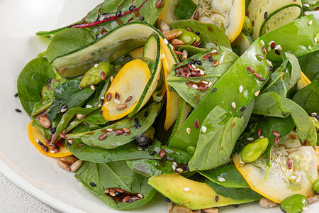 Зеленый салат с авокадо, бобами эдамаме и соево-кунжутной заправкой