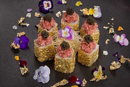 Ролл из тунца блюфин с черной икрой и золотом