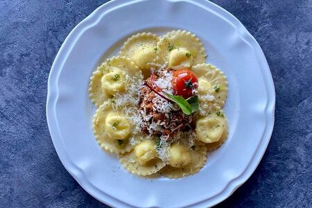 Равиоли с сыром и соусом болоньезе 