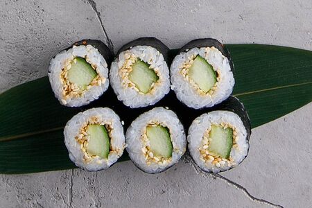 Ролл с огурцом