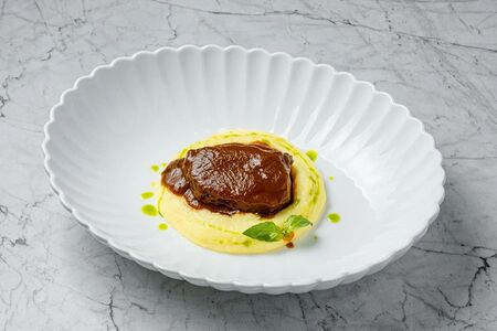 Томленые щеки с соусом демигляс с картофельным пюре