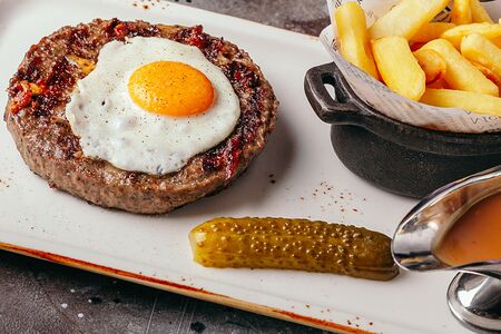 Бифштекс из говядины с глазуньей