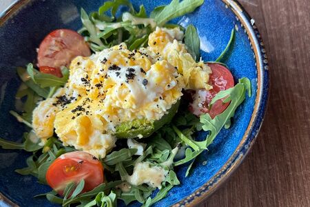 Печеный авокадо со скрэмблом