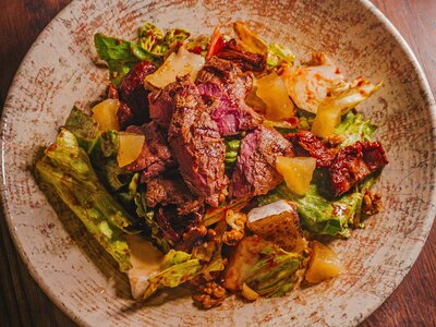 Тёплый салат с медальонами из говядины