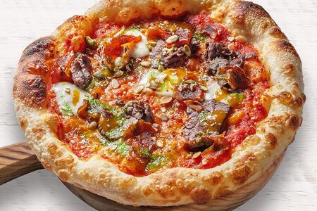 Пицца с говядиной и хурмой