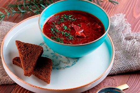 Борщ с говядиной и бородинским хлебом