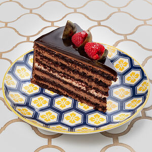 Шоколадный торт с малиной