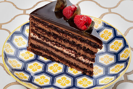 Шоколадный торт с малиной