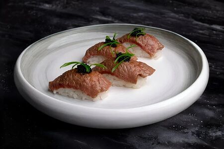 Суши с мраморной говядиной