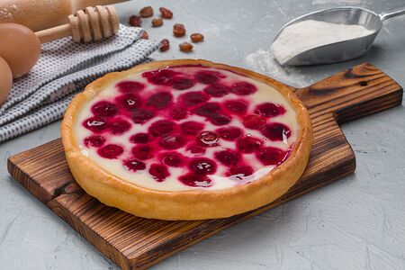 Пирог с вишней в сметанной заливке