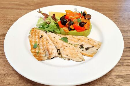 Форель с пюре из зеленого горошка и томатами