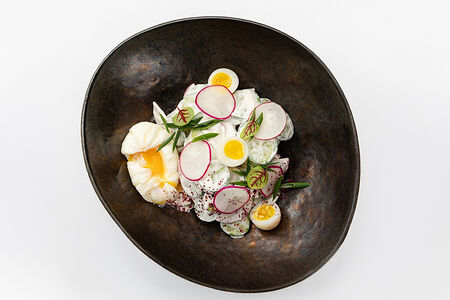 Домашний салат с яйцом пашот