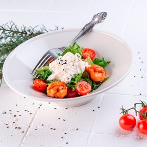 Салат со страчателлой и креветками