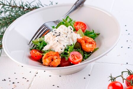 Салат со страчателлой и креветками в соусе Сладкий чили