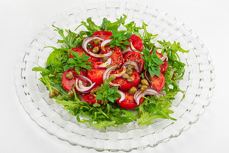 Салат из помидоров с базиликом и луком