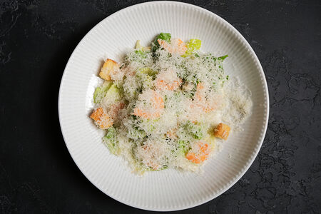 Салат Цезарь с креветками