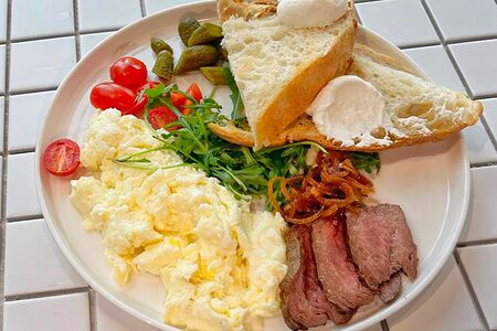 Завтрак Скрембл с ростбифом