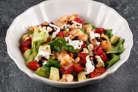 Салат с малиной, страчателлой и креветкам 