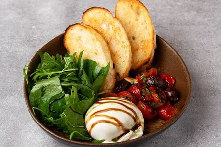 Буррата с томатами и оливками каламата 