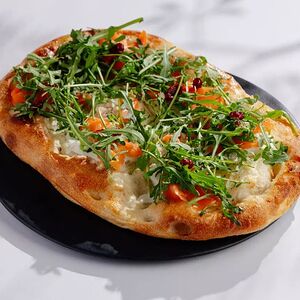 Пицца Форель-страчателла и брусника