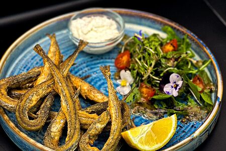 Сарган с соусом тартар