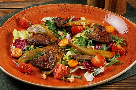 Салат с телячьей печенью