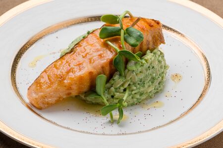 Стейк из семги с пастой орзо