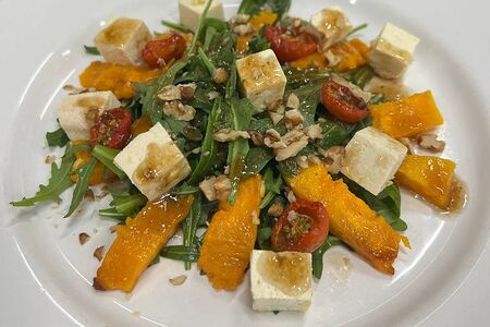 Салат с рукколой, тыквой и сыром тофу
