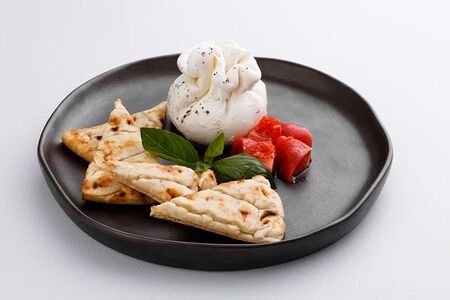 Буррата с томатами на пите