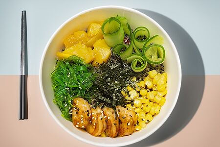 Поке с креветками с соусом свит чили