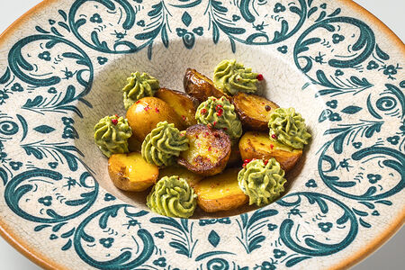 Беби-картофель с гуакамоле