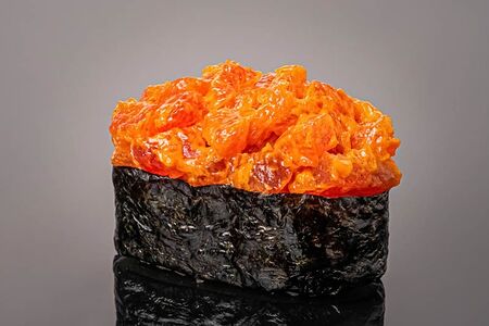 Гункан Спайси тунец