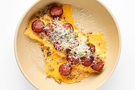 Омлет с колбасой в сырном соусе с халапеньо 