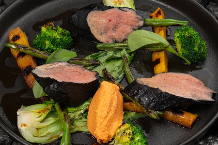 Черная телятина с зелеными овощами и соусом понзу