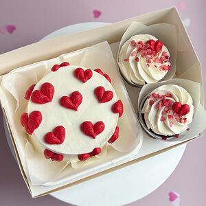 Набор Бенто-торт и два капкейка с сердцами