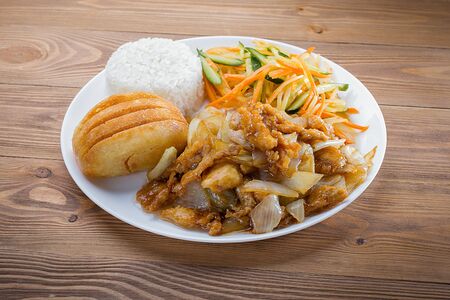 Китайский сет: свинина жареная с луком, салат тройка, жареная пампушка