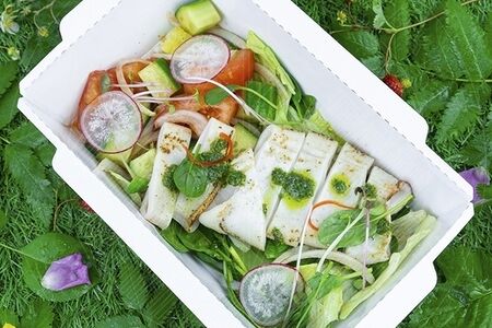 Овощной салат Ким Чи с кальмаром гриль